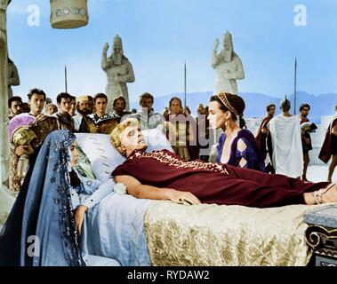 TERESA DEL RIO, RICHARD BURTON, CLAIRE BLOOM, ALEXANDER THE GREAT, 1956 Stock Photo