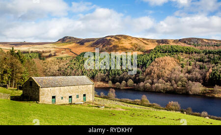 Field barn above Ladybower Reservoir in the Derwent Valley near Bamford in the Derbyshire Peak District Stock Photo