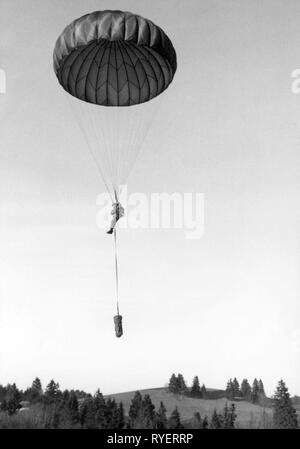 military, Germany, Federal Armed Forces, army, Airborne forces, paratrooper shortly before the landing, probably in the vicinity of the airborne school in Altenstadt, Upper Bavaria, 1960s, Additional-Rights-Clearance-Info-Not-Available Stock Photo