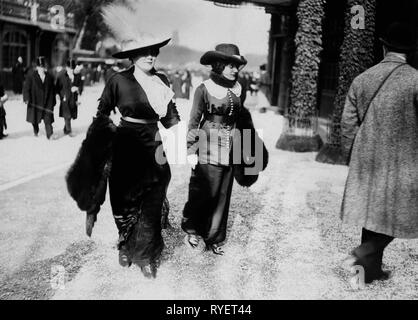 fashion, 1910s, ladies' fashion, reform dress, ladies on the way to the horse race, Paris, circa 1912, Additional-Rights-Clearance-Info-Not-Available Stock Photo