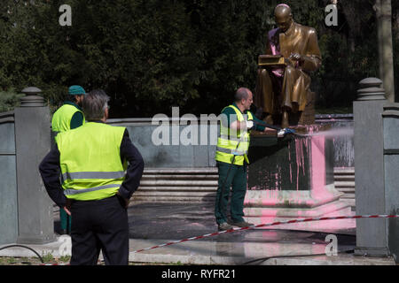 Workman cleaning pink paint off the statue of Indro Montanelli in Giardini Pubblici Indro Montanelli Milan Italy Stock Photo