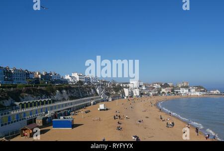 Viking Bay and Beach Huts with Bleak House, Broadstairs, Kent, England Stock Photo