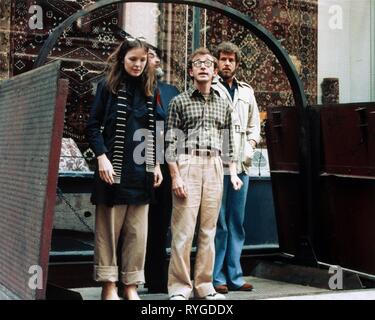 DIANE KEATON, WOODY ALLEN, TONY ROBERTS, ANNIE HALL, 1977 Stock Photo