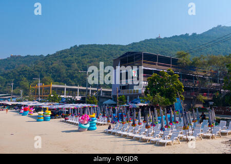 Sunbeds and shops, Tawaen Beach, Ko Lan, Thailand Stock Photo