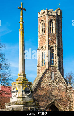 Greyfriars Tower and war memorial in Tower gardens, King's Lynn, Norfolk, East Anglia, England, UK Stock Photo