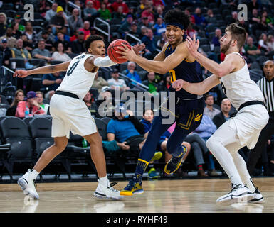 Las Vegas, NV, USA. 13th Mar, 2019. A. California Bears forward Justice Sueing (10) drives to the basket during the NCAA Pac 12 Men's Basketball tournament between the Colorado Buffaloes and the California Golden Bears 56-51 lost at T Mobile Arena Las Vegas, NV. Thurman James/CSM/Alamy Live News Stock Photo