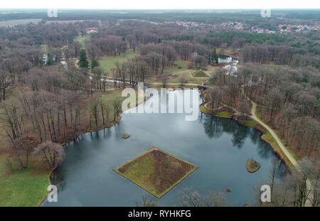 Branitz, Germany. 14th Mar, 2019. View of the lake pyramid in the Fürst-Pückler-Park near Cottbus (aerial view with a drone). The park, composed with great sensitivity by Hermann Fürst von Pückler-Muskau in Branitz, is considered the last of the large German landscape gardens. On the same day, the annual press conference of the Fürst-Pückler-Museum Park and Branitz Castle Foundation takes place in Branitz Palace. Credit: Patrick Pleul/dpa-Zentralbild/ZB/dpa/Alamy Live News Stock Photo