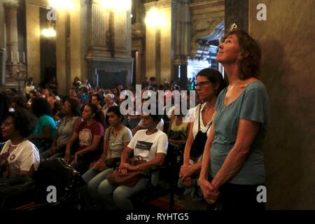 Rio De Janeiro, Brazil. 14th Mar, 2019. People attend a service in honour of the murdered city councillor Marielle Franco and her driver Anderson Gomes one year after her death. The politician of the left party PSOL was shot dead in her car on March 14, 2018. She was active against violence and corruption in the slums of Rio de Janeiro. She apparently turned the mighty militias against her. Credit: Ian Cheibub/dpa/Alamy Live News Stock Photo