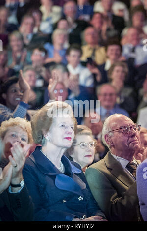 Margaret Thatcher in the audience at the 1999 Tory party conference watching Theresa May speak Stock Photo