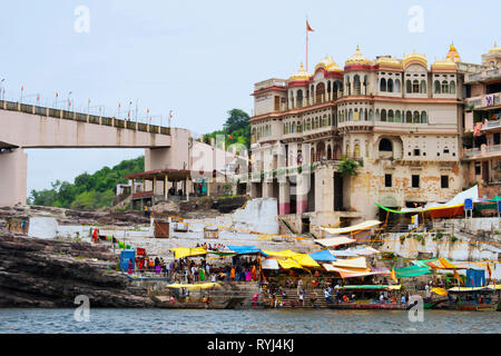 OMKARESHWAR, MADHYA PRADESH, INDIA, August 2018, Tourist and devotees at Lord Shiva's Siddhnath temple on the banks of Narmada river Stock Photo