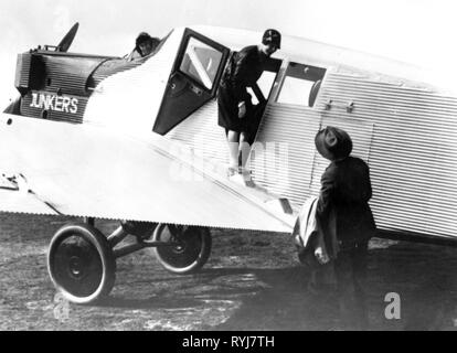 transport / transportation, aviation, aircraft, Junkers F 13 of the Deutsche Luft Hansa, passengers are entering over the wing, Germany, later 1920s, Additional-Rights-Clearance-Info-Not-Available Stock Photo