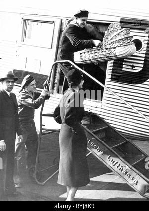 transport / transportation, aviation, airlines, Deutsche Luft Hansa, a runner is bringing a basket with a baby on board of a Junkers Ju 52, Germany, 1930s, Additional-Rights-Clearance-Info-Not-Available Stock Photo