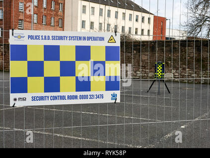A Perimeter Intruder Detection System (PID) with mobile CCTV tower installed by Police to guard the old surgery building in Gorbals, Scotland, UK Stock Photo