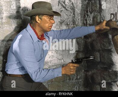 GEORGE KENNEDY, GUNS OF THE MAGNIFICENT SEVEN, 1969 Stock Photo