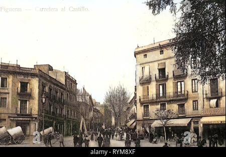 Covered wagons, Buildings in Figueres, 1903, Catalonia, Figueras, Carretera al Castillo Stock Photo