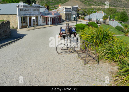 CROMWELL NEW ZEALAND - OCTOBER 21 2019; Cromwell New Zealand Heritage Precinct old gravel road in front of historic shop facades  old cycle rack and h Stock Photo