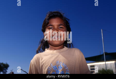 YOUNG ABORIGINAL GIRL, YUELAMU ABORIGINAL COMMUNITY (MOUNT ALLAN SCHOOL) NORTHERN TERRITORY, AUSTRALIA. Stock Photo