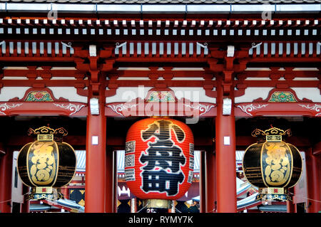 TOKYO, JAPAN - 12th JULY 2018 : A detail view of the Kaminarimon gate with the huge red lantern at the Senso-ji Temple in the Asakusa area Stock Photo