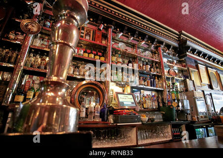 Ireland, Traditional Irish Pubs, Old Guinness Sign Stock Photo - Alamy