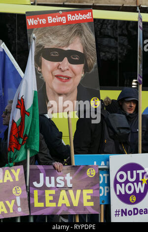 Westminster, London, UK, 14th Mar 2019. Remain and Leave campaigners protest for and against Brexit outside the Houses of Parilament in Westminster, as MPs once again vote on amendmends concerning Britain's Exit from the EU. Credit: Imageplotter/Alamy Live News Stock Photo