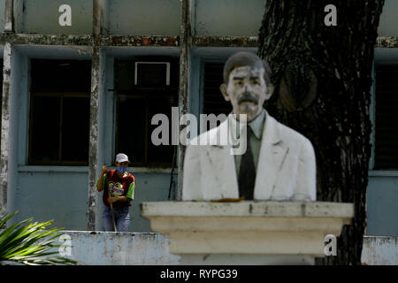 Valencia, Carabobo, Venezuela. 14th Mar, 2019. March 14, 2019. A woman performs cleaning tasks in an extraordinary job at the central hospital Enrique Tejera, hours before the visit of the human rights commission of the United Nations organization, led by the former Chilean president, Michelle Bachelet. Doctors, family members of patients and patients themselves reported that this cleaning was not done many years ago in the aforementioned hospital. In the city of Valencia, Carabobo state. Photo: Juan Carlos Hernandez Credit: Juan Carlos Hernandez/ZUMA Wire/Alamy Live News Stock Photo