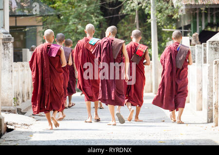 Buddhist monks at Mahagandhayon Monastery located in Amarapura, Mandalay, Myanmar Stock Photo