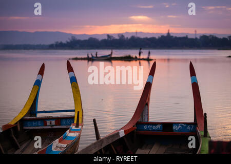 Boats on Taungthaman Lake near Amarapura in Myanmar at sunrise Stock Photo