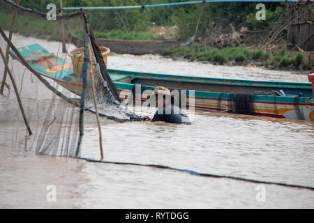 Kampong Phluk ,Siem Reap, Cambodia, Friday 15th March 2019.  Cambodia weather: The hot dry spell continues with highs of 36 degrees and lows of 26 degrees. Cambodian fishermen using nets near Tonie sap lake in early morning to avoid the extreme heat later in day. Fishing is a major industry and traditional methods are still used in Kampong phluk area. Credit: WansfordPhoto/Alamy Live News Stock Photo