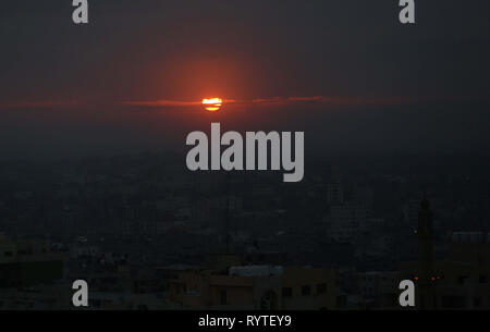 Gaza City, Gaza Strip, Palestinian Territory. 15th Mar, 2019. The sun rises over Gaza city on March 15, 2019. Israel launched air attacks on Gaza hours after rockets were fired near Tel Aviv, raising fears of a major escalation in the Israeli-Palestinian conflict Credit: Ashraf Amra/APA Images/ZUMA Wire/Alamy Live News Stock Photo