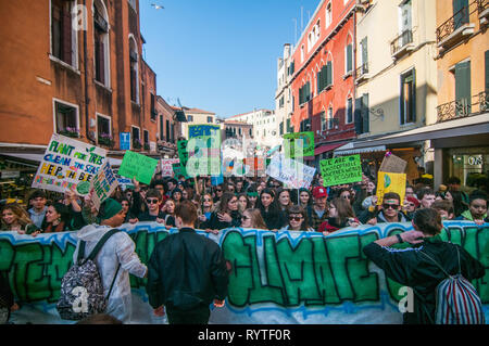 Venice, Italy. 25th Mar, 2019. Students take part at the 'Fridays for Future' demonstration on 15 March 2019 in Venice, Italy. Credit: Simone Padovani/Awakening/Alamy Live News Stock Photo