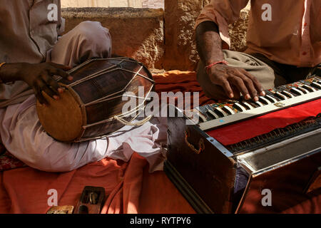 Jodhpur, Rajasthan, India: Indian musical instruments. At left a percussion instrument Dholak,on the right a keyboard instrument harmonium Stock Photo