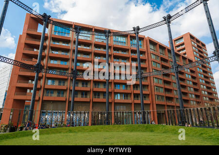 Tapestry Apartments beside the Gasholder No.8 and Gasholder Park at Kings Cross, London, UK. Stock Photo