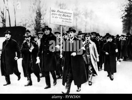 revolution 1918/1919, Berlin, demonstration of workers and soldiers against riots of the government forces, November 1918, 1910s, 10s, 20th century, historic, historical, demonstration, demo, demonstrations, demos, demonstrator, demonstrators, politics, Germany, Prussia, rally, people, Additional-Rights-Clearance-Info-Not-Available Stock Photo