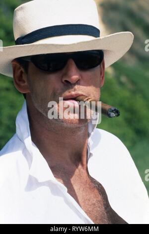 The Thomas Crown Affair Year : 1999 USA Director : John McTiernan Pierce  Brosnan Stock Photo