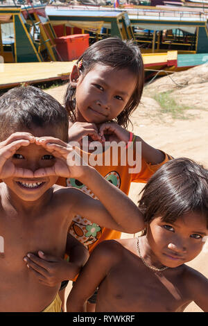 Kids at Phumi Kouk Pouth on Tonlé Sap Lake, Siem Reap, Cambodia Stock Photo