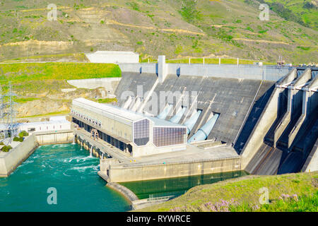 Clyde hydro electric dam on river just outside the township Stock Photo