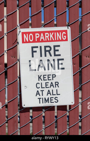 No Parking – Firelane – Keep Clear at All Times, sign on fence Stock Photo