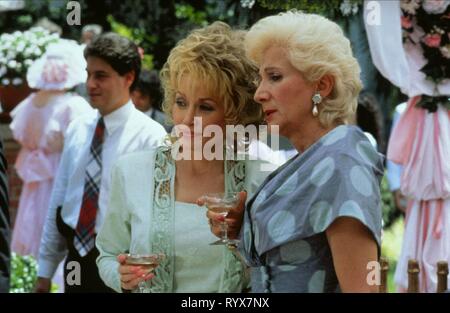 PARTON,DUKAKIS, STEEL MAGNOLIAS, 1989 Stock Photo