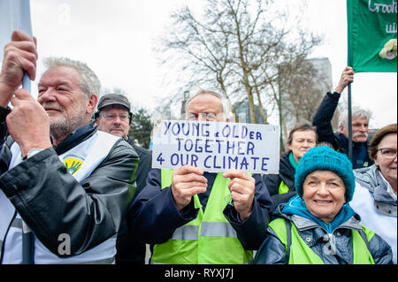 Brussels, North Brabant, Belgium. 15th Mar, 2019. Old people are seen showing support to the rally. This Friday, tens of thousands of kids in more of 60 countries went on strike to demand climate change action. The school strike movement was inspired by Swedish teenager Greta Thunberg, who has been striking from school every Friday since last August to stand outside the Swedish parliament building and demand that her home country adheres to the Paris agreement on climate change. Credit: ZUMA Press, Inc./Alamy Live News Stock Photo