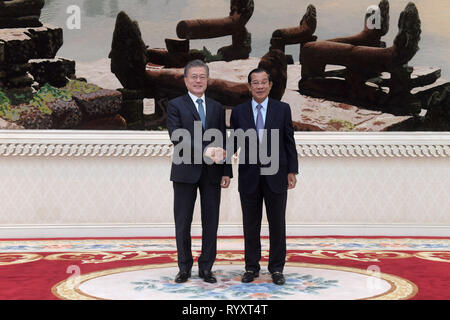 Phnom Penh, Cambodia. 15th Mar, 2019. Cambodian Prime Minister Samdech Techo Hun Sen (R) shakes hands with South Korean President Moon Jae-in during their meeting in Phnom Penh, Cambodia, on March 15, 2019. Cambodia and South Korea on Friday signed five cooperation documents to boost bilateral ties and cooperation. Credit: Sovannara/Xinhua/Alamy Live News Stock Photo