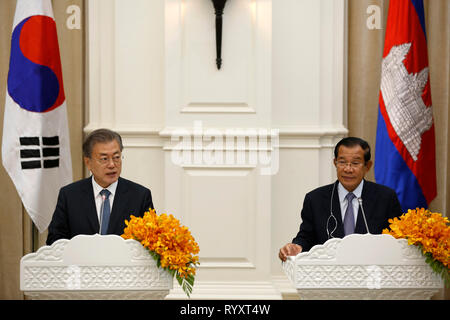 Phnom Penh, Cambodia. 15th Mar, 2019. Cambodian Prime Minister Samdech Techo Hun Sen (R) and South Korean President Moon Jae-in attend a joint press conference in Phnom Penh, Cambodia, on March 15, 2019. Cambodia and South Korea on Friday signed five cooperation documents to boost bilateral ties and cooperation. Credit: Sovannara/Xinhua/Alamy Live News Stock Photo