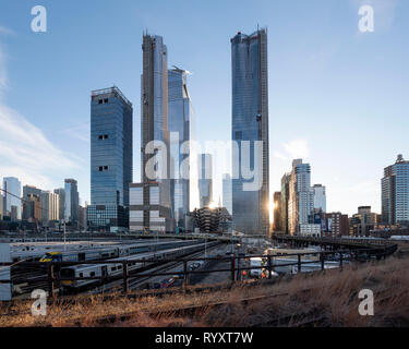 New York, USA. 15th Mar, 2019. Photo provided by Related-Oxford on March 15, 2019 shows a view of Hudson Yards in New York, the United States. Hudson Yards, a 25-billion-U.S. dollar urban complex located on the far West Side of New York's Manhattan, opened its first half on Friday as the largest private real estate development in the U.S. history. Credit: Related-Oxford/Xinhua/Alamy Live News Stock Photo