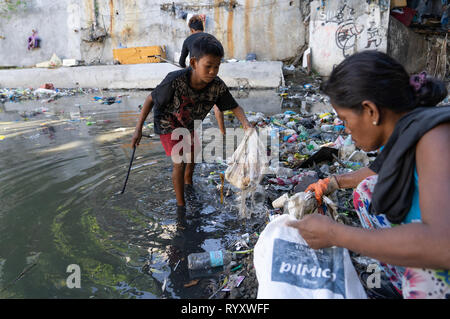 Cebu City, Philippines. 16th Mar, 2019. A mother and son along with hundreds of volunteers help with a River clean up initiated by the Cebu City Government to clean three rivers within the City declared as environmentally dead.A recent report by NGO organisation GAIA (Global Alliance for Incinerator Alternatives) highlights the shocking use of single use plastic within the Philippines.Figures include some 60 billion single use sachets,57 million shopping bags + an estimated 16.5 billion smaller plastic bags known as 'Labo'  being used annually. Credit: imagegallery2/Alamy Live News Stock Photo
