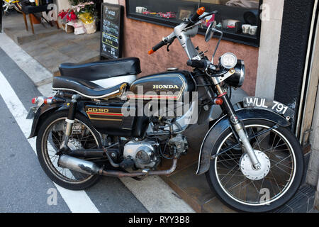 ホンダ CD50 A Honda CD50 motorbike in Osaka, Japan Stock Photo - Alamy
