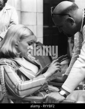 JULIE CHRISTIE on set candid with director John Schlesinger DARLING 1965 writer Frederic Raphael Joseph Janni Production / Vic Films / Appia Films Ltd Stock Photo