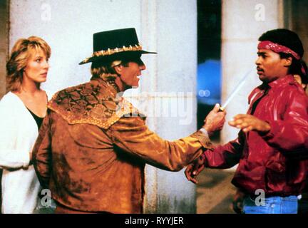 LINDA KOZLOWSKI, PAUL HOGAN, TONY HOLMES, CROCODILE DUNDEE, 1986 Stock Photo