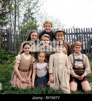 HEATHER MENZIES, CHARMIAN CARR, KYM KARATH, NICHOLAS HAMMOND, JULIE ANDREWS, ANGELA CARTWRIGHT, DEBBIE TURNER,DUANE CHASE, THE SOUND OF MUSIC, 1965 Stock Photo