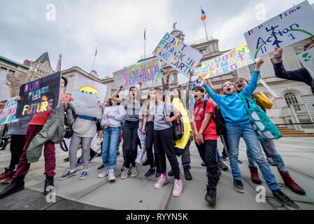 New York, United States. 15th Mar, 2019. Climate Strike at City Hall Park - Thousands of school kids and college students walked out of class on March 15, 2019 to protest catastrophic climate change, perceived as the most pressing issue of their time. Students took to more than a dozen locations in New York City, including City Hall and Columbus Circle. Credit: Erik McGregor/Pacific Press/Alamy Live News Stock Photo