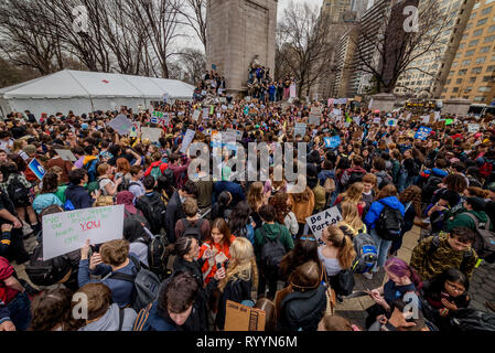 New York, United States. 15th Mar, 2019. Climate Strike at Columbus Circle - Thousands of school kids and college students walked out of class on March 15, 2019 to protest catastrophic climate change, perceived as the most pressing issue of their time. Students took to more than a dozen locations in New York City, including City Hall and Columbus Circle. Credit: Erik McGregor/Pacific Press/Alamy Live News Stock Photo