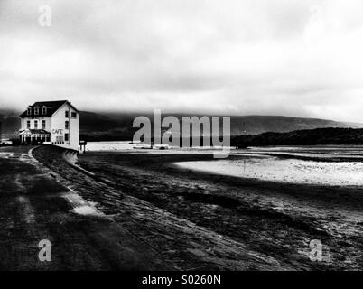 Cafe at Barmouth beach, Wales (black and white) Stock Photo